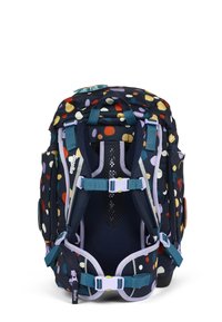 Rucksack mit navyfarbenem Hintergrund und mehrfarbigen Punkten. Verfügt über gepolsterte Schultergurte, ein Netzrückenpolster und verstellbare Schnallen. Geeignet für Reisen.