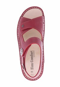 Rote Leder-Sandale mit Kreuzriemen und seitlichem Schnallenverschluss, ausgestattet mit einer gepolsterten Innensohle und gestickten Details an den Rändern.