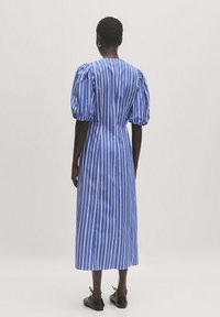 Blauwe en witte gestreepte midi-jurk met puffmouwen, een getailleerde taille en een rechte silhoët, gemaakt van een soepele stof.
