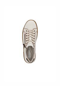 Sneaker bianco con superficie testurizzata, cuciture in rilievo e suola in gomma beige. Presenta lacci e una cerniera laterale per un facile accesso.
