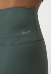 Nike Performance ZENVY - Leggings - vintage green/black