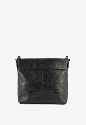 Czarna skórzana torebka na ramię z teksturowanym wykończeniem, płaskim dnem i prostym wzornictwem. Posiada zapięcie na górze oraz regulowany pasek.