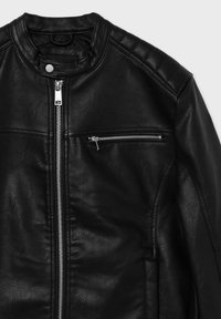 Giacca in pelle nera con colletto alto, chiusura frontale con zip, dettagli trapuntati orizzontali sulle spalle e tasca con zip sul petto.