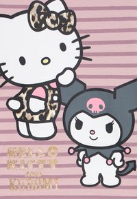 Hello Kitty leopárdmintás masnival és ruhában áll Kuromi mellett, aki fekete bolond kalapot visel, pink koponyával, rózsaszín csíkos háttér előtt.
