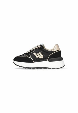 Sneaker nera con materiale simile alla seta, suola bianca e dettagli dorati. Presenta una punta arrotondata e una suola in gomma testurizzata per una migliore aderenza.