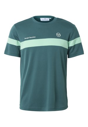 Maglietta verde a maniche corte Sergio Tacchini con striscia orizzontale verde chiaro sul petto e logo marchiato sul lato sinistro.