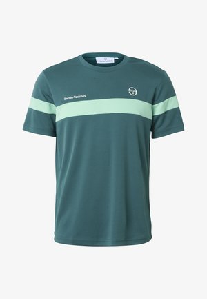 Grønn Sergio Tacchini t-skjorte med korte ermer, lys grønn horisontal stripe over brystet og merkevarelogo på venstre side.