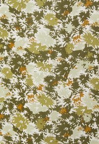 Tecido de algodão estampado com um padrão floral em tons de verde e bege claro, com ocasionais toques de laranja e detalhes texturizados.