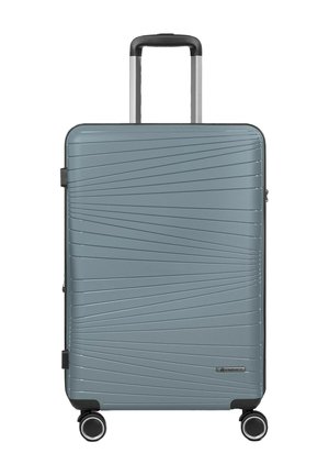 Grijze harde koffer met getextureerde diagonale lijnen, telescopisch handvat en vier zwenkwielen voor mobiliteit.