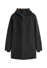 Cappotto impermeabile nero con cappuccio, zip frontale e tasche laterali. Presenta una texture liscia e una toppa con logo sulla manica.