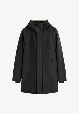 Sort vandtæt jakke med hætte, frontlynlås og sidelommer. Har en glat overflade og et logo-patch på ærmet.