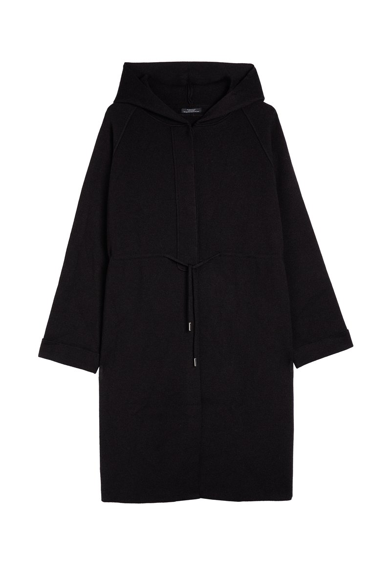 Manteau à capuche noir en tissu doux, doté d'une taille avec cordon de serrage, de manches 3/4 et d'une fermeture à boutons. Design minimaliste sans motifs.