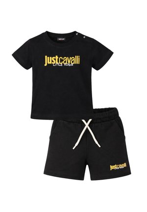 Completo con maglietta nera a maniche corte e pantaloncini con scritta gialla "Just Cavalli Little Rogue" e coulisse bianca sui pantaloncini.