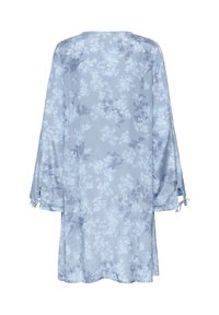 Hellblaues Blumenkleid mit langen Ärmeln, weicher Textur und Bändern an den Ärmelbündchen. Mit einem dezenten Muster aus weißen und dunkleren blauen Blumen.