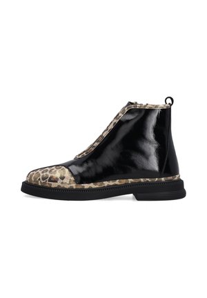 Schwarze Lackleder-Ankle Boots mit einer Leopardenmuster-Zehenkappe und seitlichen Details, ausgestattet mit einer strukturierten Gummisohle und einem Rückzieher.