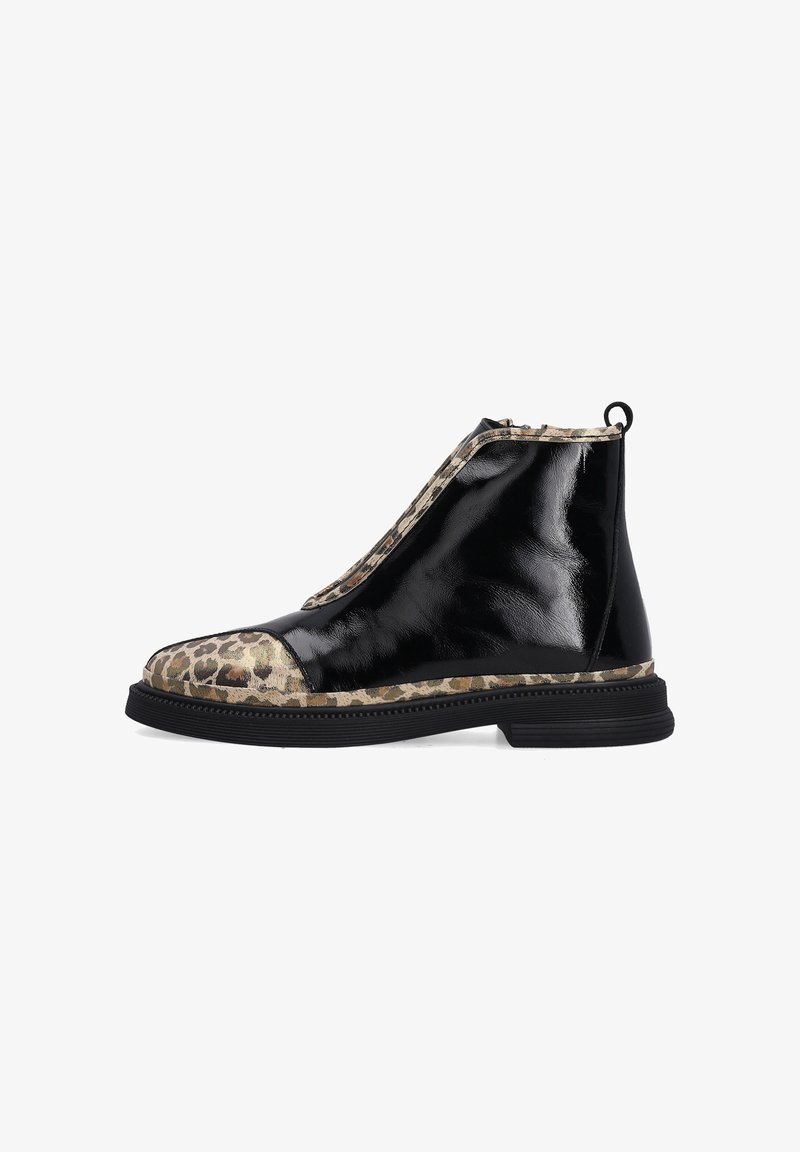 Schwarze Lackleder-Ankle Boots mit einer Leopardenmuster-Zehenkappe und seitlichen Details, ausgestattet mit einer strukturierten Gummisohle und einem Rückzieher.