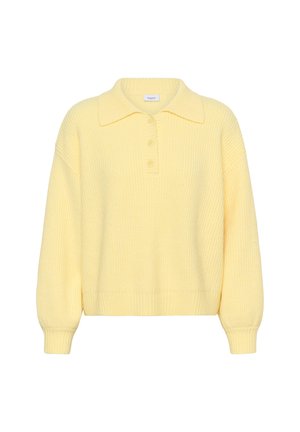 Pull jaune à manches courtes en maille, avec un col à revers, une patte de boutonnage à quatre boutons et des poignets et un ourlet côtelés. Le tissu texturé ajoute de la dimension.