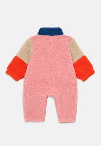 Fleece-Overall in Pink, mit farblich abgestimmten Ärmeln in Orange, Beige und Blau. Strukturiertes Material mit hohem Kragen und elastischen Bündchen.