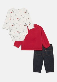 Set von drei Kinderbekleidungsstücken: grauer Langarm-Body mit Tierdruck, rotopf quiltet Langarmoberteil und dunkelblaue Jeans.