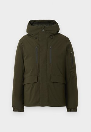 Giacca isolante verde oliva con cappuccio, dotata di due tasche a zip sul petto, due tasche anteriori con patta e polsini regolabili.