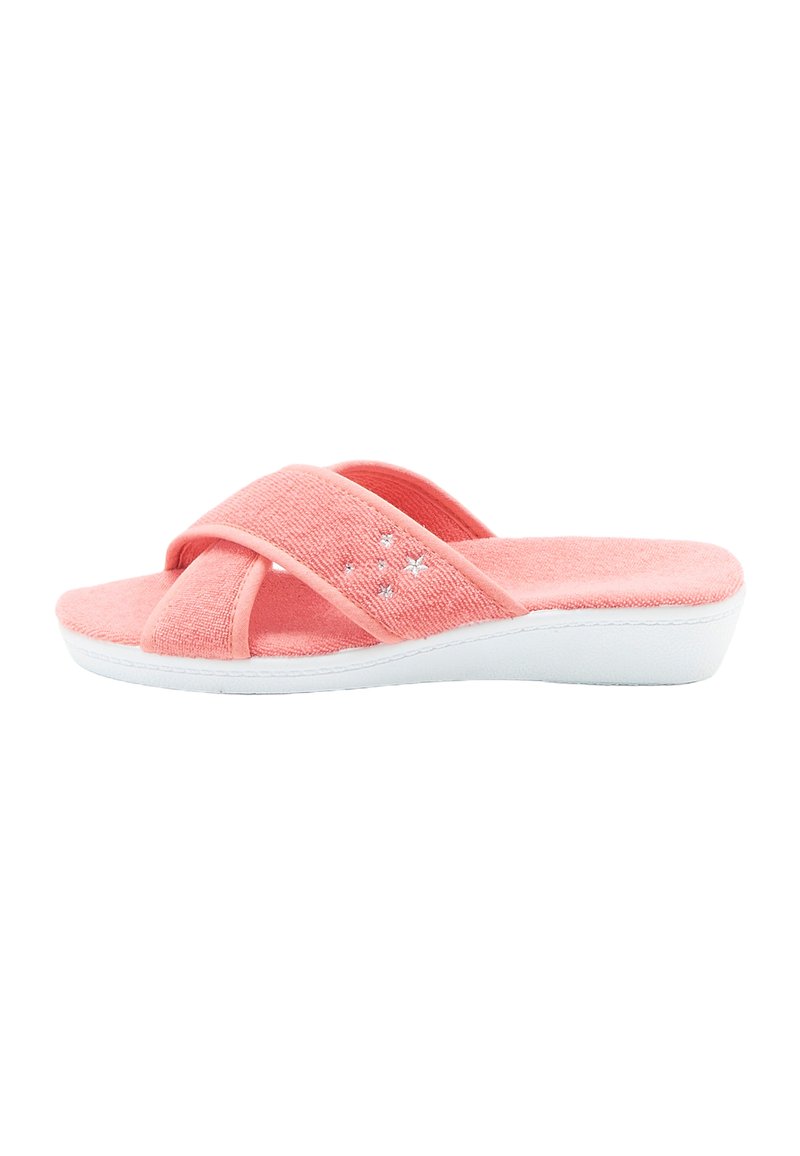 Infradito di tessuto rosa con cinghie incrociate, caratterizzati da una superficie morbida e una suola in gomma bianca. Presentano dettagli decorativi sottili.