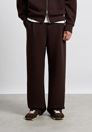 Burocs, SCUBA PLEATED UNISEX - Долнище на анцуг - dark chocolate
