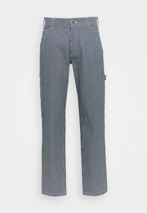 Męskie spodnie o prostych nogawkach z pionowymi granatowymi i białymi paskami, zapięcie na guziki, szlufki na pasek i boczna kieszeń na narzędzia.