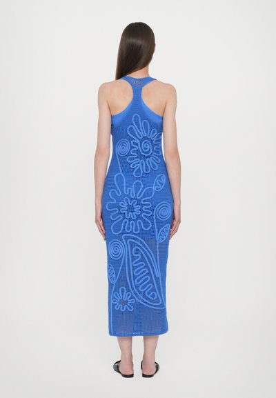 Vestido de punto azul con un diseño ajustado que presenta patrones florales y abstractos. Tiene un corte de espalda nadadora y una longitud midi, con una apariencia texturizada.