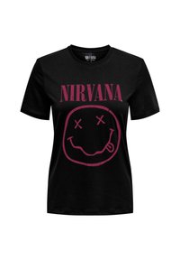 Camiseta negra de manga corta con el texto "NIRVANA" y una cara sonriente roja con ojos tachados y la lengua afuera en la parte delantera.