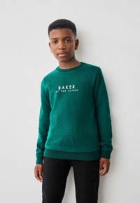 Zelená mikina vyrobená z mäkkého materiálu, s okrúhlym výstrihom, dlhými rukávmi a bielym nápisom "BAKER BY TED BAKER" na prednej strane.