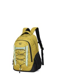 Gele stoffen rugzak met zwarte accenten, voorzien van verstelbare schouderriemen, een front bungee koord systeem en mesh zijvakken voor opslag.