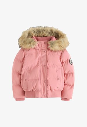 Doudoune rose avec capuche bordée de fourrure, fermeture devant par pressions, deux poches avant et un écusson logo montagne sur la manche.