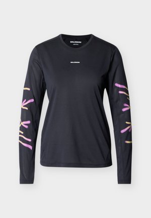 Sort langærmet atletisk skjorte med pink og gule abstrakte designs på ærmerne og små hvide "Salomon"-logoer på bryst og krave.