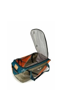 Grande borsa a duffel aperta con pannelli arancioni, blu e oliva, dotata di manici neri, cinturini interni e una tasca in rete con zip sul coperchio.