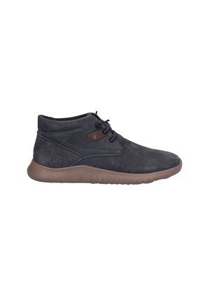 Zapato casual de ante gris oscuro de caña media con suela de goma marrón y cordones negros, costura lateral y pequeño detalle de logotipo cerca del talón.