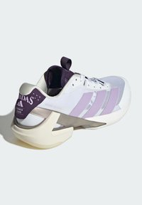 Baskets blanches avec des accents violets, tige en maille, design à trois bandes, semelle rembourrée et talon renforcé pour un soutien.