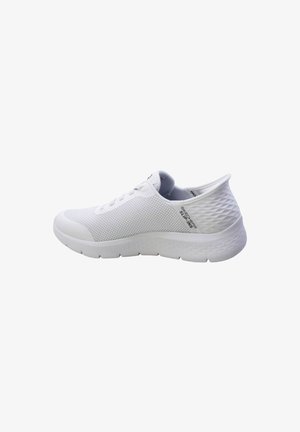 Chaussure de sport blanche avec une tige en maille respirante, un talon texturé et une semelle lisse. Comprend des lacets et un détail de logo sur le côté.