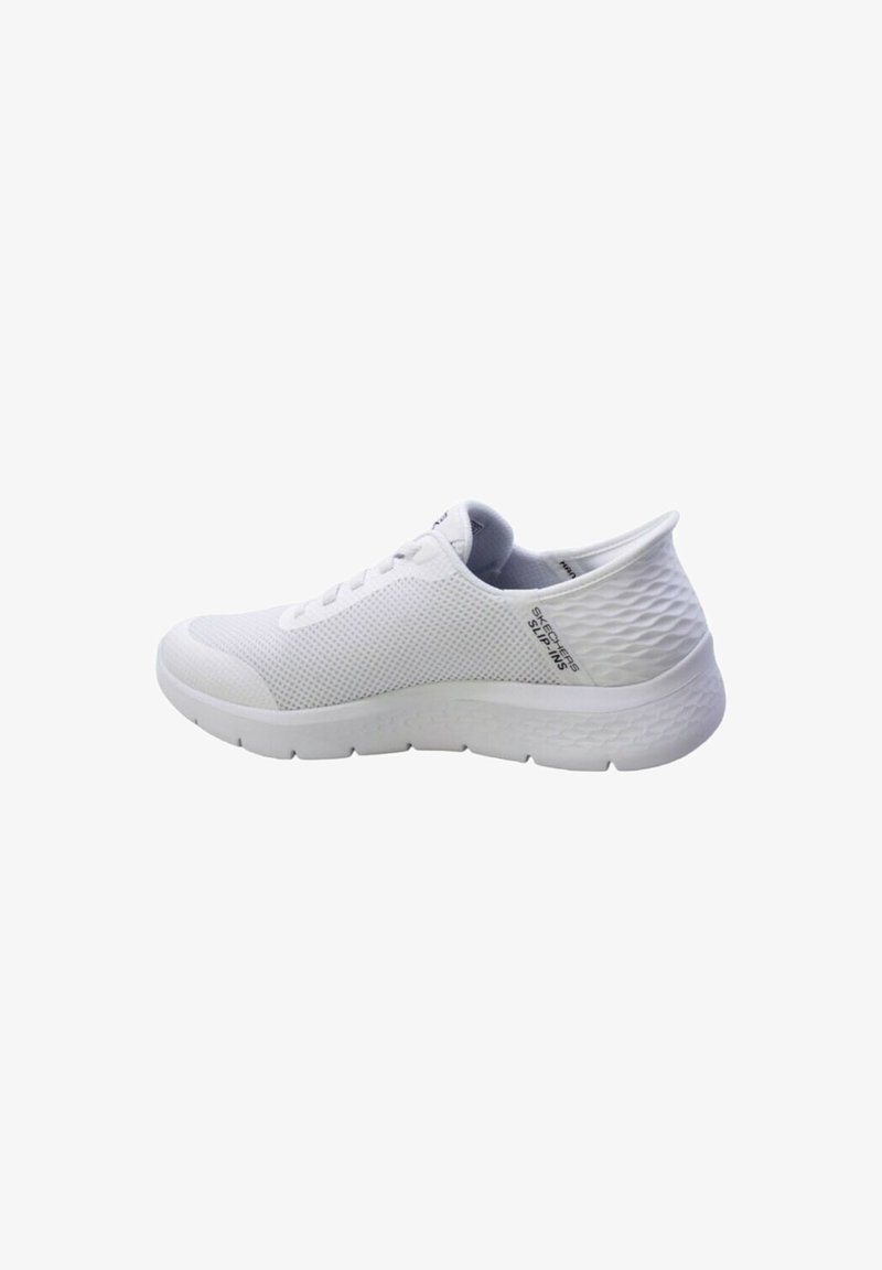 Scarpa sportiva bianca con sopra in rete traspirante, tallone testurizzato e suola liscia. Presenta lacci e dettaglio del logo sul lato.