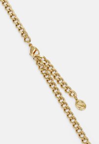 Gouden ketting met grote, in elkaar grijpende schakel met een gestructureerde afwerking. Inclusief een kreeftsluiting en een decoratieve bedel aan het uiteinde.