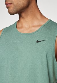Nike Performance HYVERSE TANK - Viršus - bicoastal/black