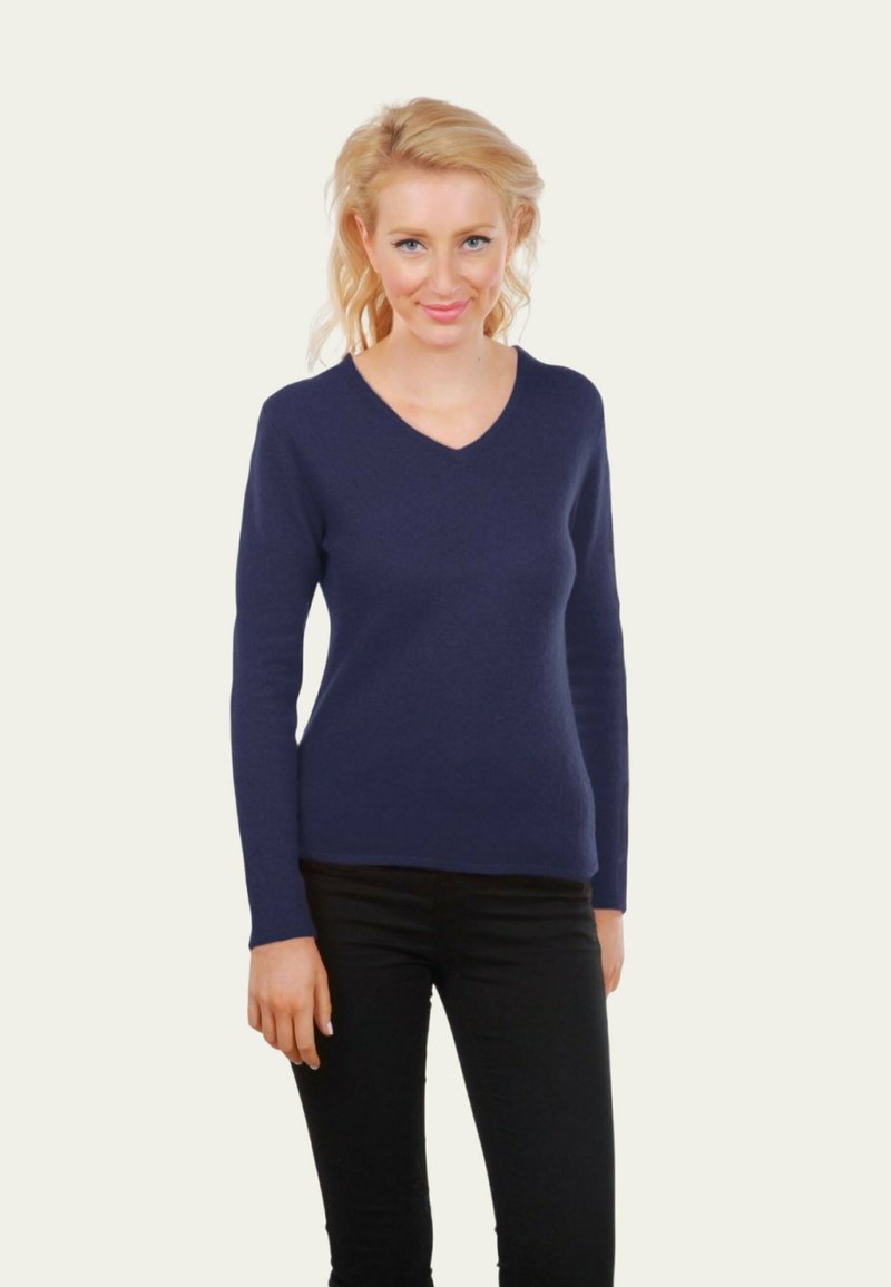Pull à manches longues bleu marine avec un col en V, fabriqué en tissu doux à la texture lisse, présenté sur un modèle devant un fond clair.