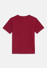 Mörkröd kortärmad T-shirt med rund halsringning, tillverkad av mjukt bomullstyg; enfärgad design, ingen ytterligare mönstring eller detaljer.