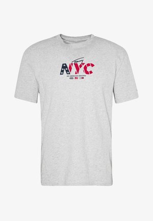 Jasnoszara koszulka z napisem „Tommy NYC” w wzór gwiazd i pasów oraz napisem „An American Original” wydrukowanym pod logo.