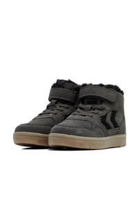 Hochformatige Sneakers aus grauem Wildleder mit schwarzen Akzenten und einem flauschigen Innenfutter. Mit einem Klettverschluss und einer strukturierten Gummisohle.