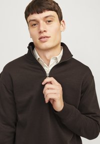 Jack & Jones JJEBRADLEY HALF ZIP NOOS - Sportska majica - mulch