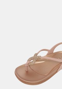 Infradito sintetici rosa con un accento di glitter dorato metallizzato che forma un design intrecciato sulla fascia superiore e una suola liscia e imbottita.