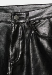 Musta tekonahkahousut, joissa on sileä pinta, vyötärö, napillinen suljenta ja etutaskut.