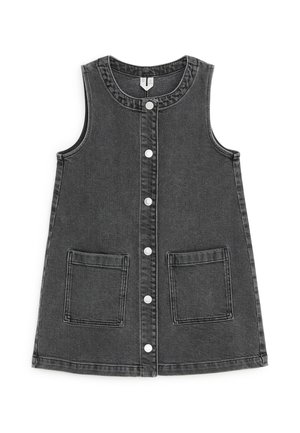 Robe en denim gris foncé sans manches avec encolure ronde, fermeture boutonnée sur le devant et deux poches plaquées carrées.