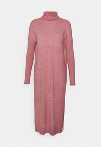 Robe longue rose à col roulé fabriquée en tissu doux et texturé, avec des manches longues et des fentes sur les côtés pour faciliter les mouvements.