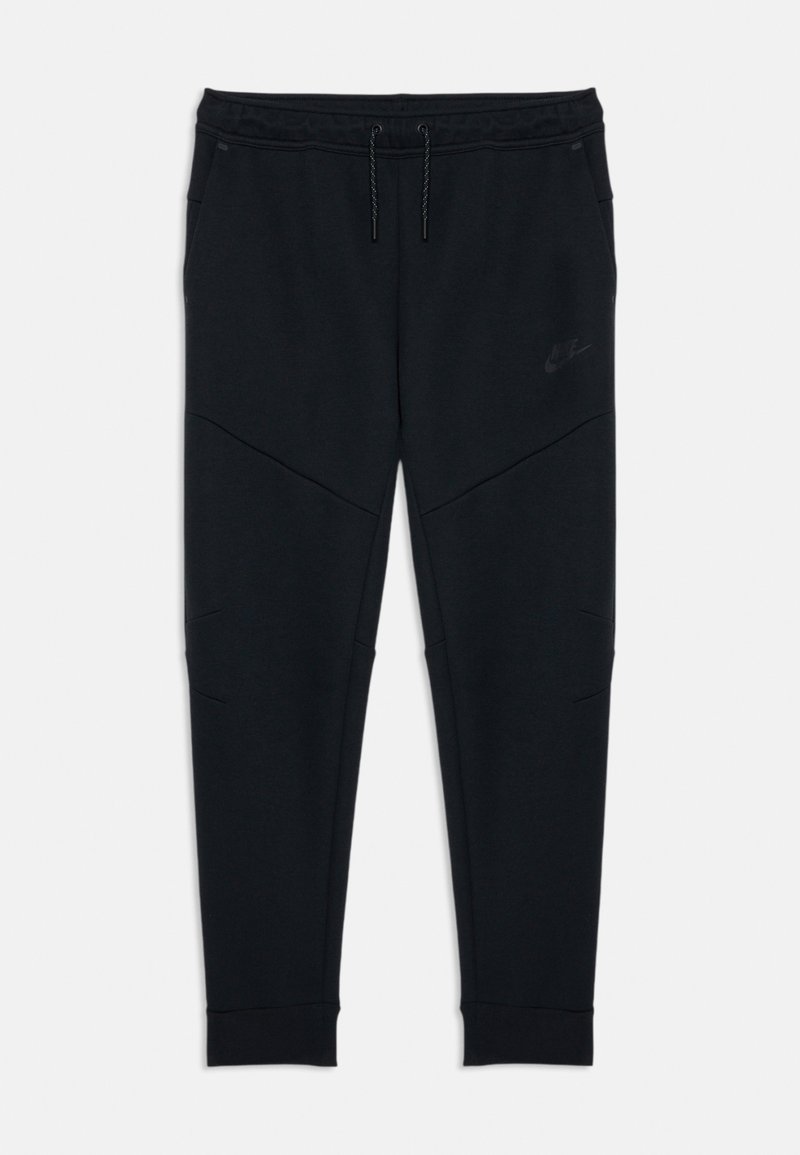 Sorte tapered Nike joggebukser med snor i midjen og sidelommer, med subtilt Nike-logo på venstre lår.